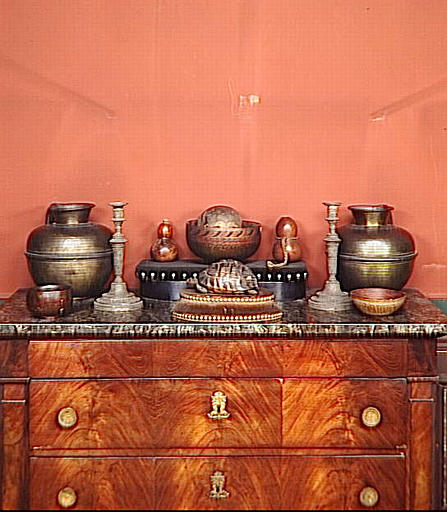 Appartement de Gustave Moreau : un crâne dans une coupe, une tortue naturalisée et divers objets posés sur la commode en acajou de la galerie du 1er étage, aménagée entre 1896 et 1898