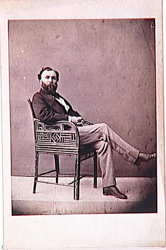 Portrait de Gustave Moreau assis dans un fauteuil en bambou