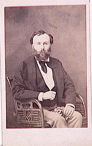 Portrait de Gustave Moreau assis dans un fauteuil en bambou