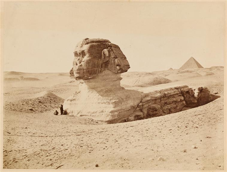 Egypte, Sphinx de Gizeh avec trois personnages et pyramide de Kheops