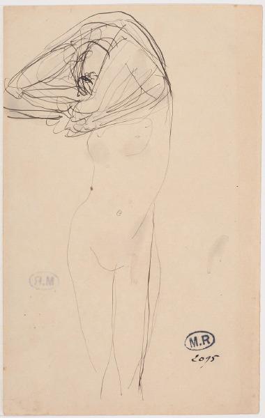 Femme nue passant un vêtement par la tête