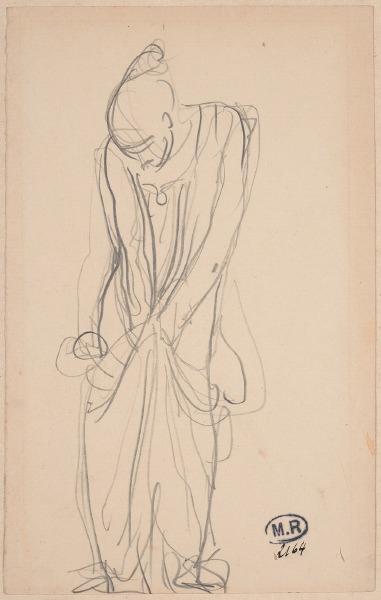 Femme drapée remontant un peu son vêtement vers la taille