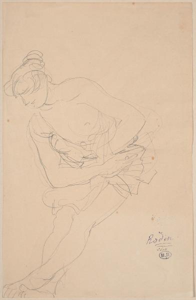 Femme assise, penchée en avant, maintenant son vêtement relevé à la taille