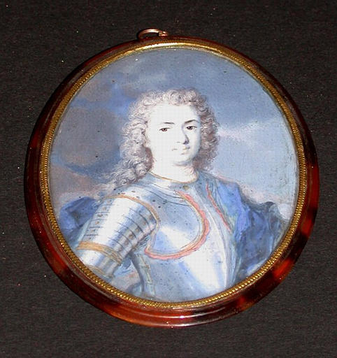 Jeune guerrier vêtu d'une cuirasse argentée avec brassards et d'un manteau bleu sur l'épaule gauche