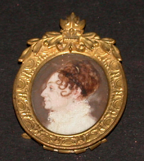 Femme de profil gauche portant une robe blanche garnie de fourrure au col et un ruban dans les cheveux