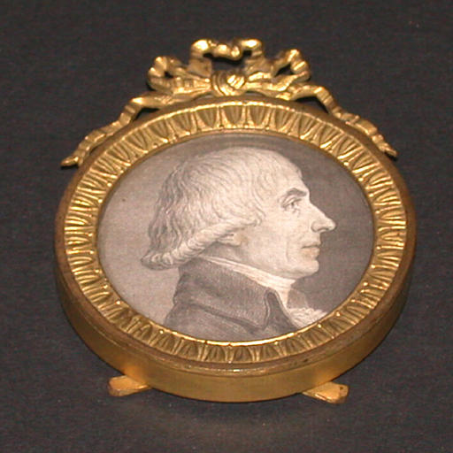 Homme de profil droit portant une redingote grise avec un grand col rabattu