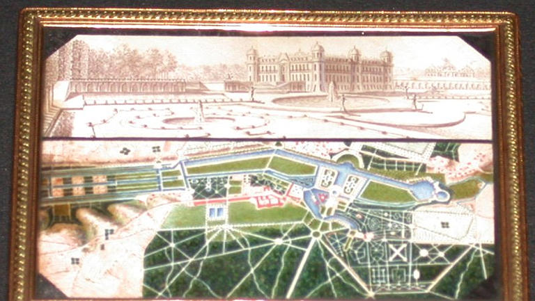 Tabatière carrée, ornée de plans et vues de Chantilly : château, Grandes Ecuries, forêt (orfèvre : Roussel, Paris, 1775)