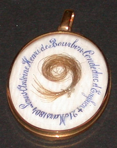 Médaillon avec les cheveux du duc d'Enghien (1772-1804) et nacre au revers