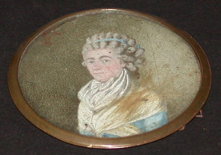 Inconnue en robe bleu avec un ruban bleu dans les cheveux et un foulard blanc autour du cou