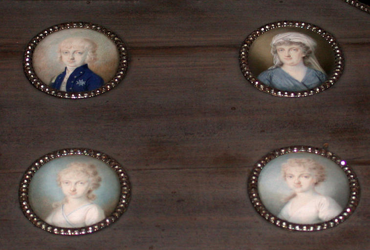 Boîte ornée de six miniatures représentant : Ferdinand Ier (1751-1814), la reine Marie-Caroline (1752-1814) et leurs enfants (Léopold, prince de Salerne (1790-1851), Marie-Louise, depuis grande duchesse de Toscane, Marie-Christine, depuis reine de Sardaigne, et Marie-Amélie, depuis duchesse d'Orléans et reine des Français (1782-1866))