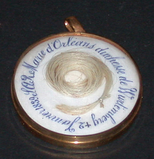 Médaillon renfermant des cheveux de la princesse Marie, duchesse de Wurtemberg (1813-1839), décédée le 2 janvier 1839