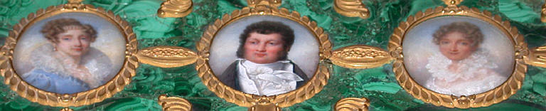 Boîte à musique en malachite et bronze doré dont le couvercle est orné de 11 médaillons représentant : le roi Louis-Philippe (1773-1851), la reine Marie-Amélie (1782-1866), leurs enfants et leur soeur : le duc de Chartres (1810-1842), Madame Adélaïde (1777-1847), la princesse Marie d'Orléans (1813-1839), le duc de Nemours, la princesse Louise d'Orléans (1812-1850), le prince de Joinville, la princesse Clémentine d'Orléans (1819-1890), le duc d'Aumale (1822-1897) et le duc de Montpensier
