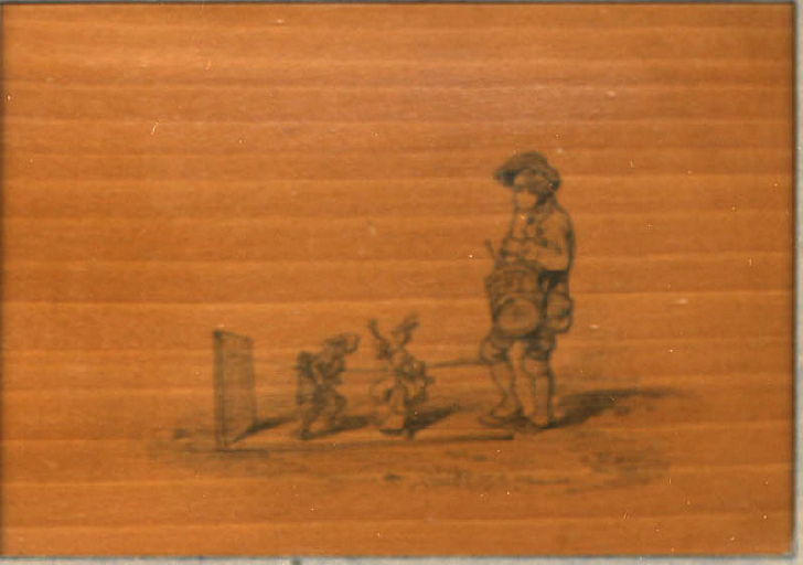 Garçonnet jouant du tambour et actionnant des marionnettes au moyen de ficelles autour de ses jambes