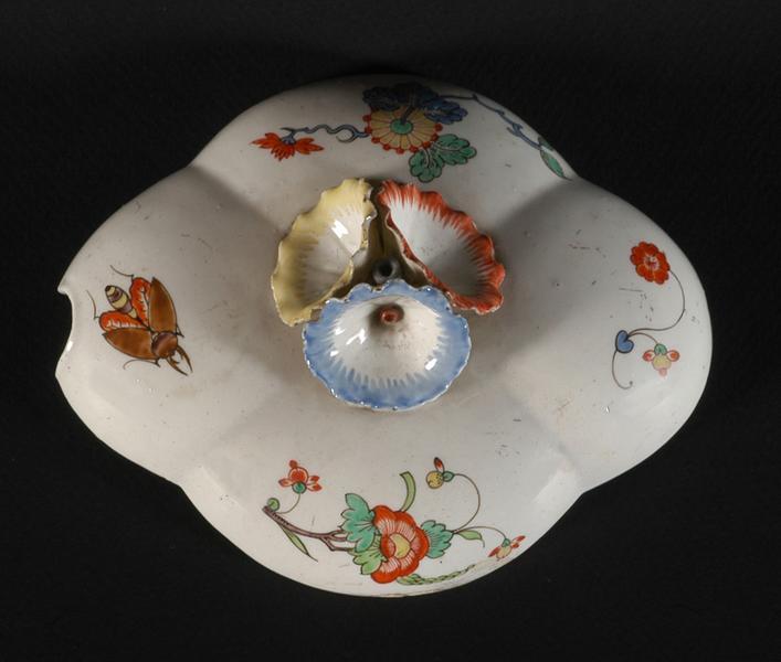 Ecuelle à décor polychrome Kakiemon dit au 'hanneton'