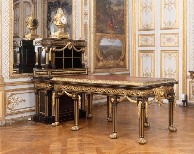 Bureau et son cartonnier