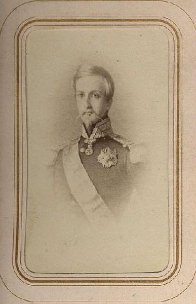 Portrait de Henri d'Orléans, duc d'Aumale (1822-1897) en buste, avec barbe et moustaches, en uniforme, d'après le tableau de Winterhalter