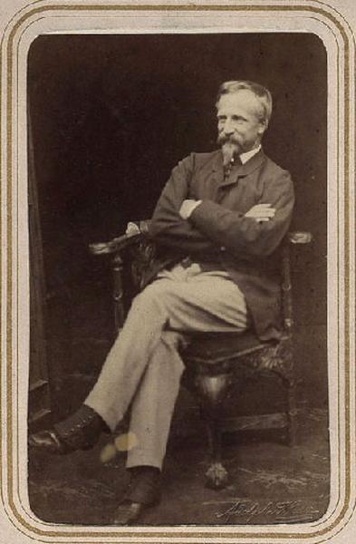 Photographie de Henri d'Orléans, duc d'Aumale (1822-1897), assis, les bras croisés