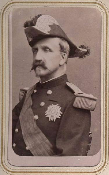 Photographie de Henri d'Orléans, duc d'Aumale (1822-1897), en buste, de trois quarts, en uniforme, avec un bicorne