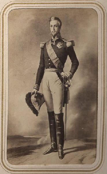 Portrait de Henri d'Orléans, duc d'Aumale (1822-1897), en pied, en uniforme, son bicorne à la main, reproduction d'après Winterhalter