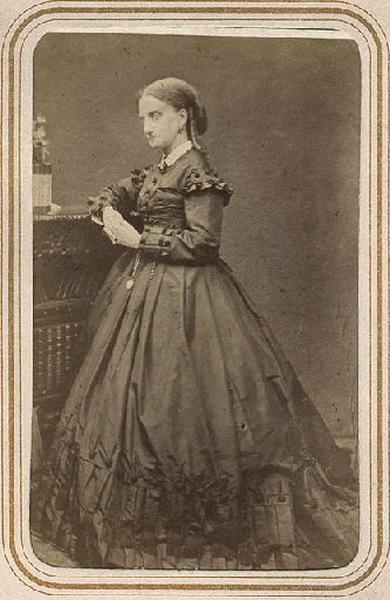 Photographie de Marie-Caroline de Bourbon-Siciles, duchesse d'Aumale (1822-1869), en pied