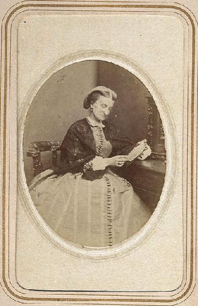Photographie de Marie-Caroline de Bourbon-Siciles, duchesse d'Aumale (1822-1869), assise, lisant