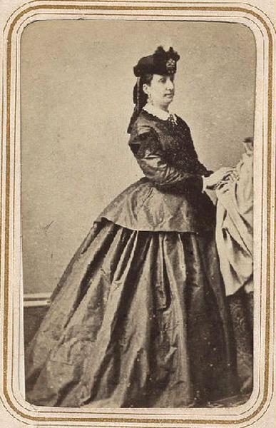 Photographie de femme en noir, en pied