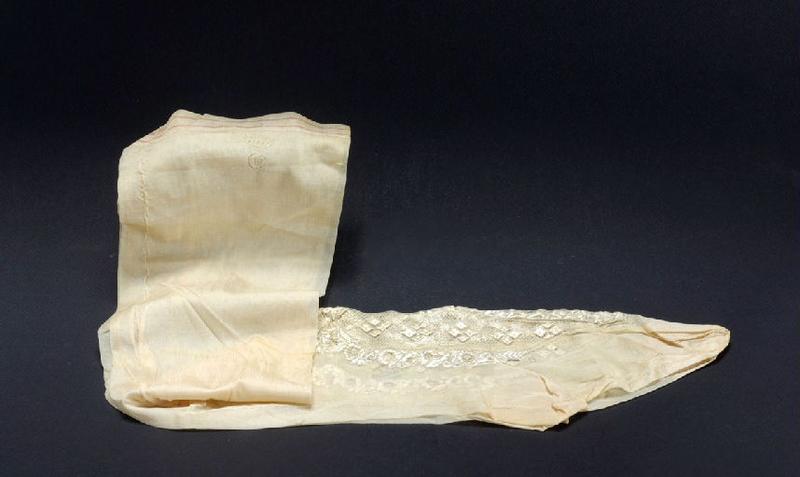 Une paire de bas blanc en soie, brodé sur le dessus du pied en soie floche avec jours tirés et points lancés