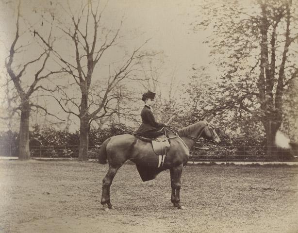 Album de Chevaux : Françoise d'Orléans duchesse de Chartres (?) à cheval en amazone sur une pelouse