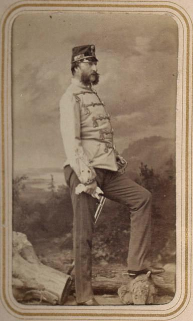 Photographie du prince Auguste de Saxe-Cobourg, en pied, en uniforme, de profil