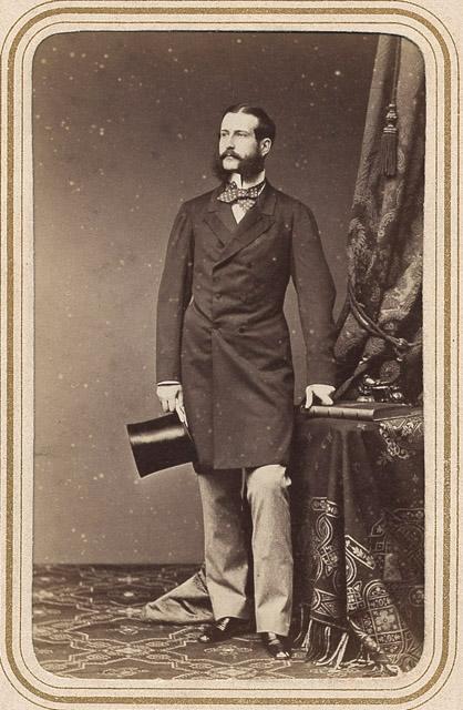 Photographie du prince Philippe de Wurtemberg, né en 1838, debout, un haut de forme à la main
