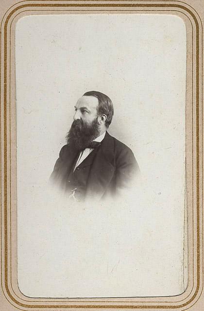 Photographie de Louis d'Orléans, duc de Nemours (1814-1896), en buste ; Petit album de photographies, reliure rouge