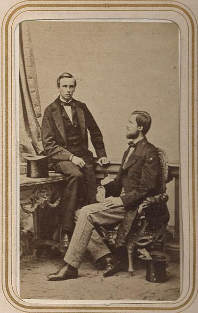 Photographie de Robert d'Orléans, duc de Chartres (1840-1910), debout, et du comte de Paris, assis