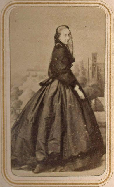 Photographie de la comtesse de Paris en noir, de trois quarts dos