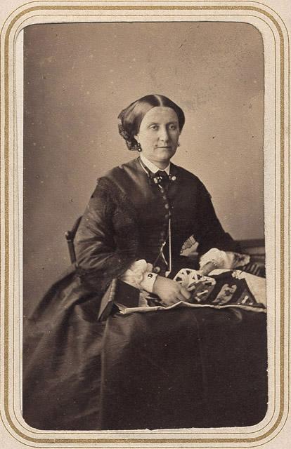 Photographie de femme en buste faisant de la dentelle