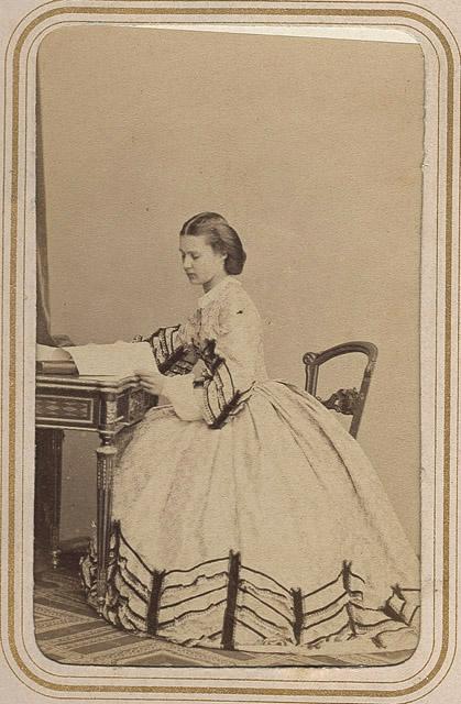 Photographie de l'archiduchesse Marie-Thérèse de Habsbourg, duchesse Philippe de Wurtemberg, assise, de profil, en robe blanche à broderies noires