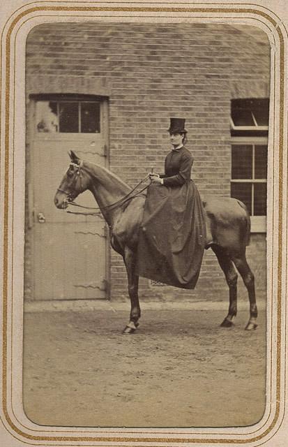 Photographie de femme montant en amazone