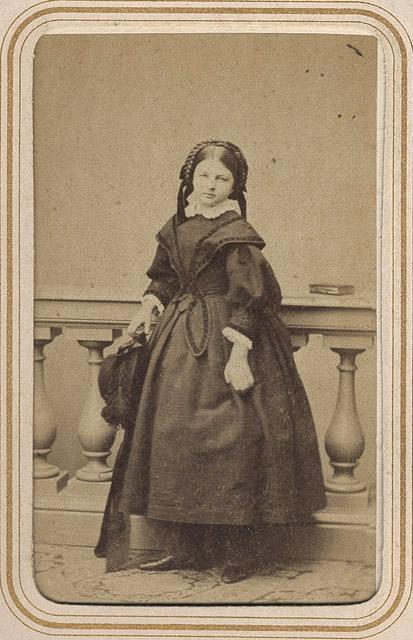 Photographie de la princesse Amélie de Saxe-Cobourg, enfant, en noir