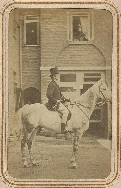 Photographie de Louis d'Orléans, prince de Condé (1845-1866), à cheval de profil