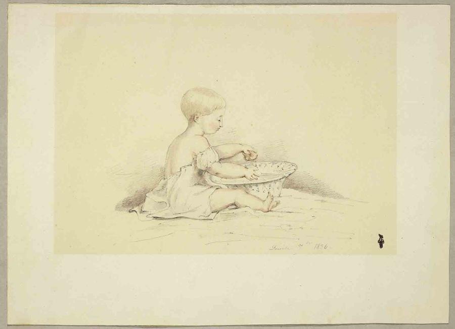 Enfant assis par terre se lavant dans une cuvette