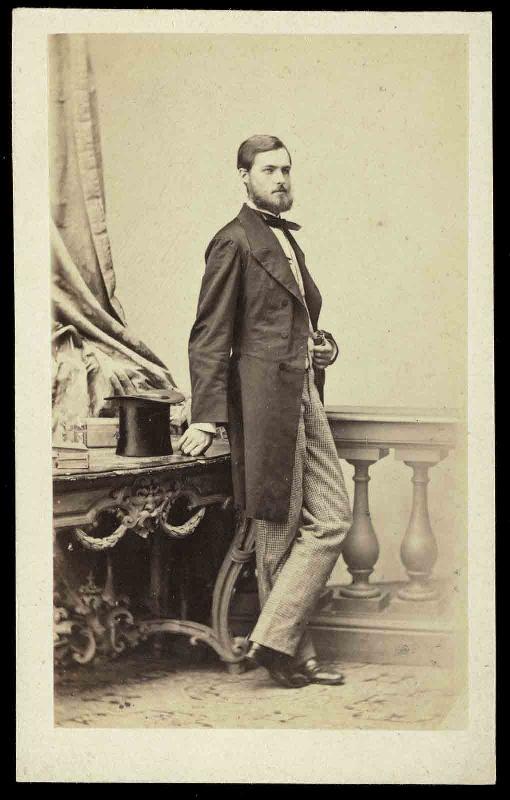 Philippe d'Orléans, comte de Paris (Paris, 1838 ; Stowe House, 1894) en pied de trois-quarts droit