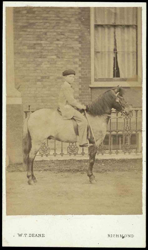 François Louis Philippe Marie, duc de Guise (Twickenham, 1854 ; Paris, 1872), à cheval