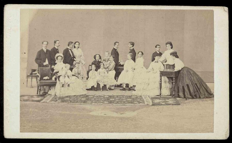 Famille royale de Naples (portrait d'un groupe de 20 personnes) ; Album de 171 photographies