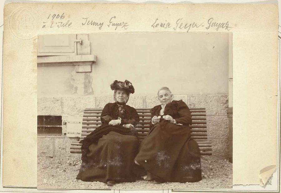 Portraits de Jenny Guyaz et de Louise Geyer-Guyaz (1841-1911), âgées, en 1906 sur un banc à L'Isle
