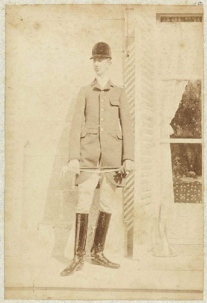 Henri d'Orléans (1867-1901), en tenue de veneur sur le perron de Saint-Firmin ; Album de photographies anonymes, représentant Chantilly et Saint-Firmin, vers 1897-1898