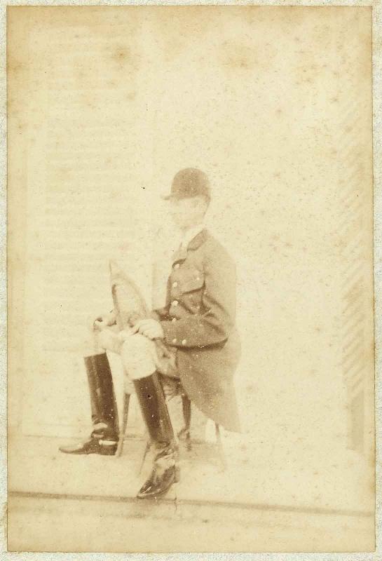 Album de photographies de Chantilly et Saint-Firmin : Jeune homme assis en tenue de veneur sur le perron de Saint-Firmin