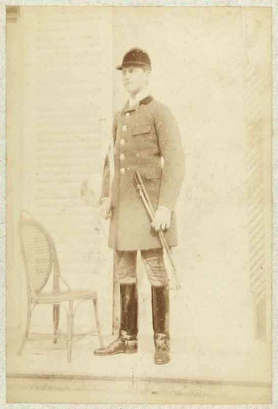 Album de photographies de Chantilly et Saint-Firmin : Jeune homme en tenue de veneur sur le perron de Saint-Firmin