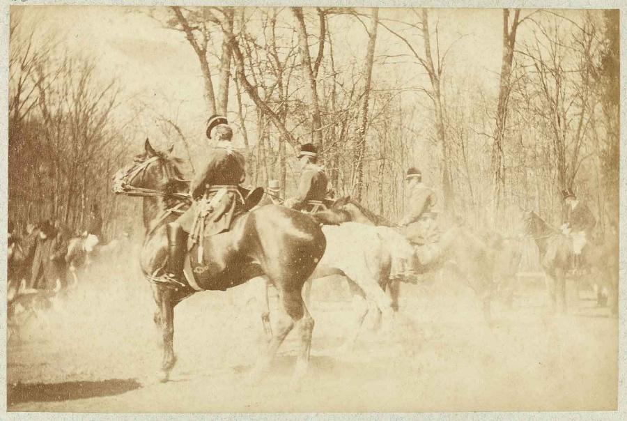 Album de photographies de Chantilly et Saint-Firmin : Chasse à courre, personnages à cheval en forêt