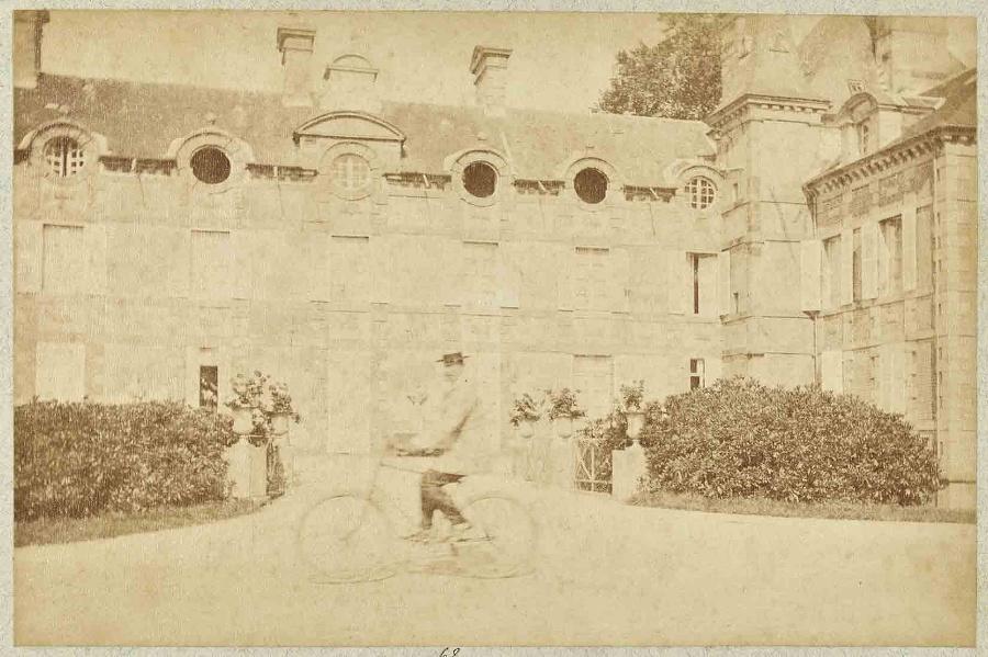 Album de photographies de Chantilly et Saint-Firmin : Homme à vélo devant un château
