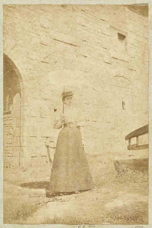 Album de photographies de Chantilly et Saint-Firmin : Femme debout avec ombrelle devant une ferme en pierres