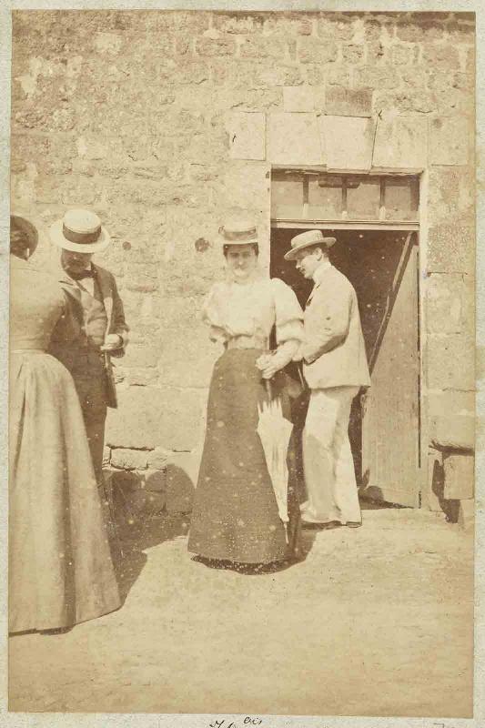 Album de photographies de Chantilly et Saint-Firmin : Deux hommes et deux dames debout devant une ferme en pierre